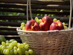 Cesta con melocotones y uvas