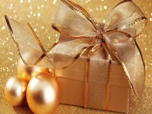 Esferas y regalos dorados