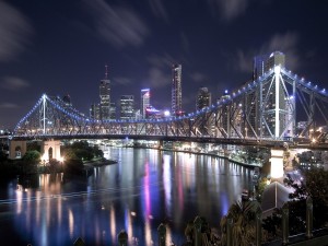 Puente iluminado al anochecer