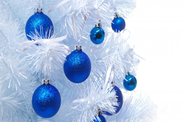 Árbol de Navidad blanco con bolas azules