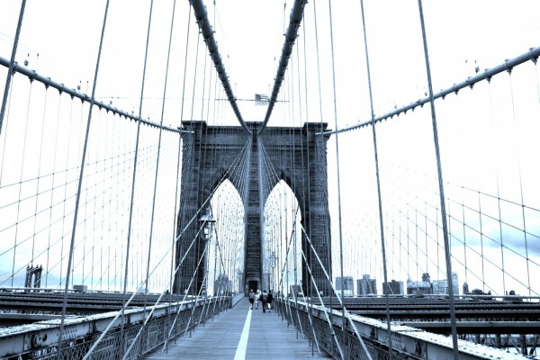 Personas caminando en el puente de Brooklyn