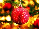 Bola roja colgada en el árbol de Navidad