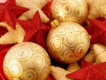 Bolas doradas y estrellas rojas para Navidad