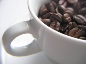 Postal: Taza con granos de café