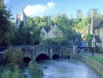 El río Bybrook, en el pequeño pueblo de Castle Combe (Inglaterra)