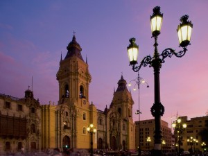 Postal: Plaza Mayor de Lima al anochecer