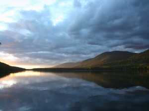 La luz del sol y las nubes reflejadas en el lago