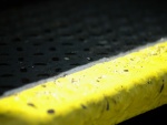 Escalera en el suelo urbano pintada de amarillo