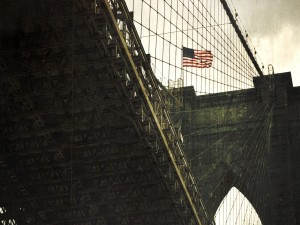 Postal: Bandera de Estados Unidos en el puente Brooklyn