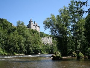 Castillo de Walzin y el río Lesse, en Dréhance (Bélgica)