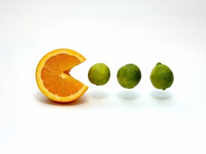 Pac-Man naranja y limas