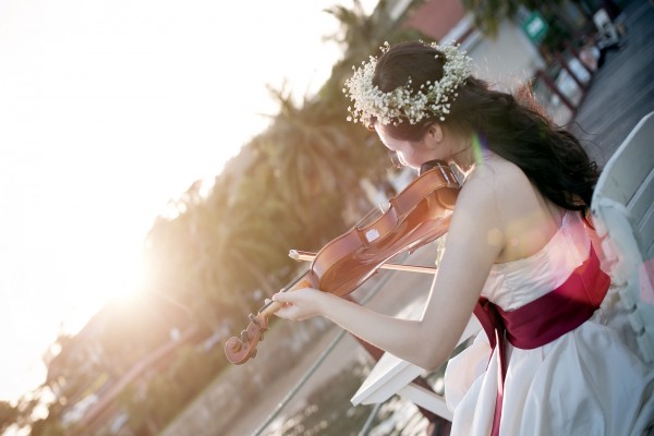 Delicada mujer tocando el violín