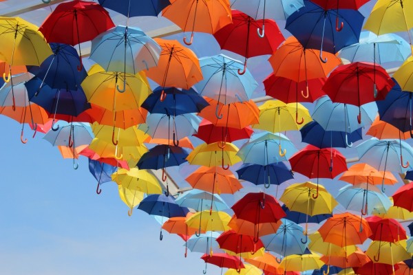 Coloridos paraguas en el cielo
