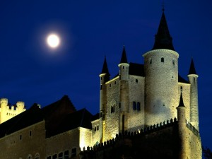 Postal: La luna llena sobre el Alcázar de Segovia