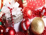 Esferas y regalos de Navidad