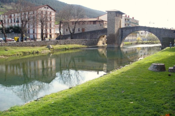 Puente Viejo de Balmaseda, sobre el río Cadagua (Vizcaya, España)
