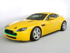Postal: Aston Martin amarillo