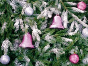 Árbol de Navidad con bolas y campanas