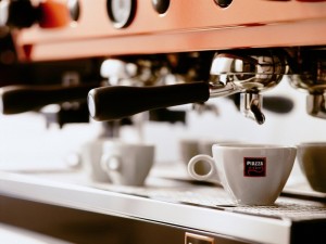 Postal: Maquina de café en una cafetería