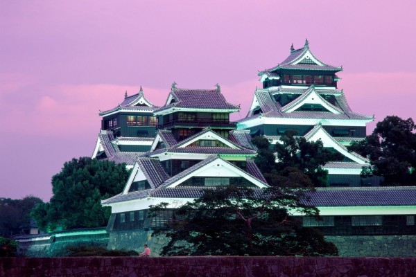Castillo Kumamoto, iluminado al anochecer