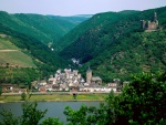 Vista de un pueblo a los pies del castillo