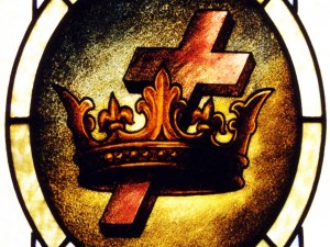 Cruz y corona en una vidriera