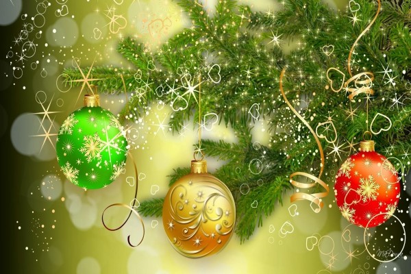 Bolas colgando del árbol de Navidad