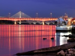 Puente con luces sobre el agua