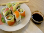 Uramaki de salmón con wasabi