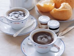 Tazas de té y pan con mermeladas