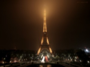 La noche se llena de luz alrededor de la Torre Eiffel