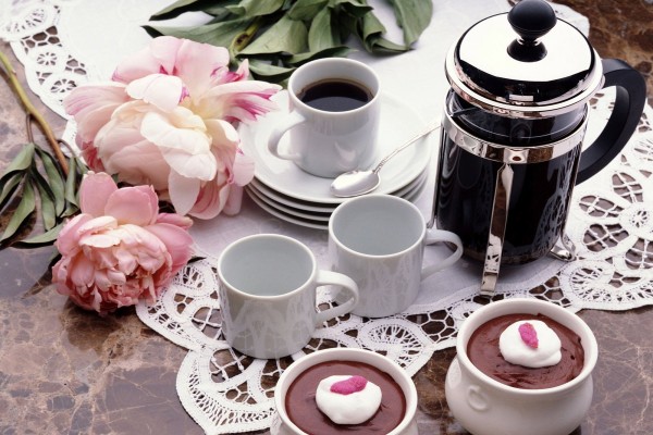 Café, chocolate y flores