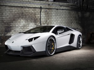 Postal: Lamborghini Aventador de color blanco