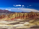 Montañas multicolor en "Monumento Nacional John Day Fossil Beds" (Oregón)