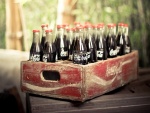 Botellas de Coca-Cola en una vieja caja de madera