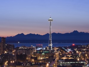 Space Needle iluminada en la noche de Seattle