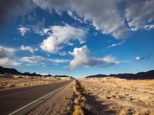 Postal: Carretera a través del desierto