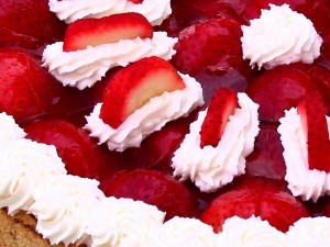 Postal: Fresas con nata en un pastel