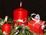Caja de regalo y velas rojas