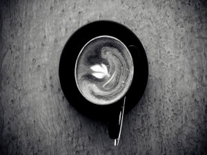 Foto de un café en blanco y negro