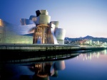 Museo Guggenheim Bilbao, iluminado al anochecer