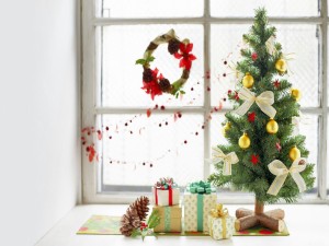 Árbol de Navidad y regalos junto a la ventana
