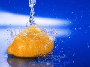 Chorro de agua sobre un limón