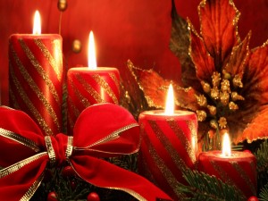 Adorno navideño con velas rojas