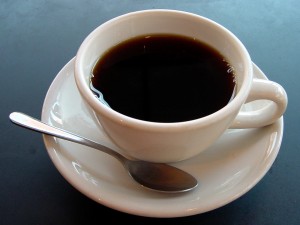 Taza blanca con café