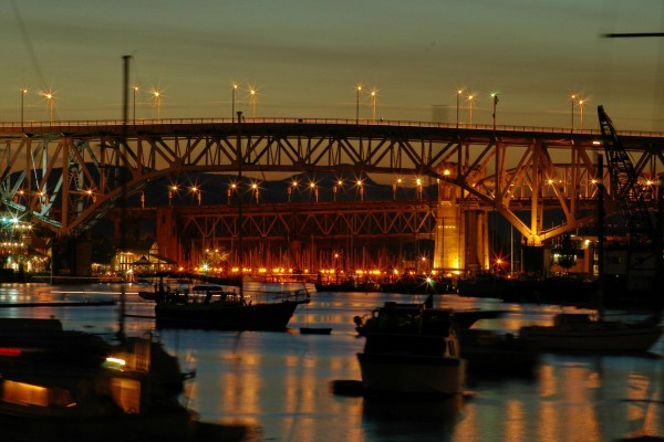Puentes iluminados en el puerto