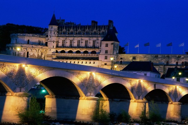 Castillo de Amboise, y puente iluminado sobre el río Loira