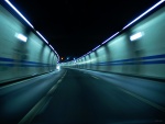Carretera pasando por un túnel