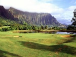 Campo de golf cerca de la montaña