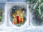 Velas y adornos de Navidad en la ventana